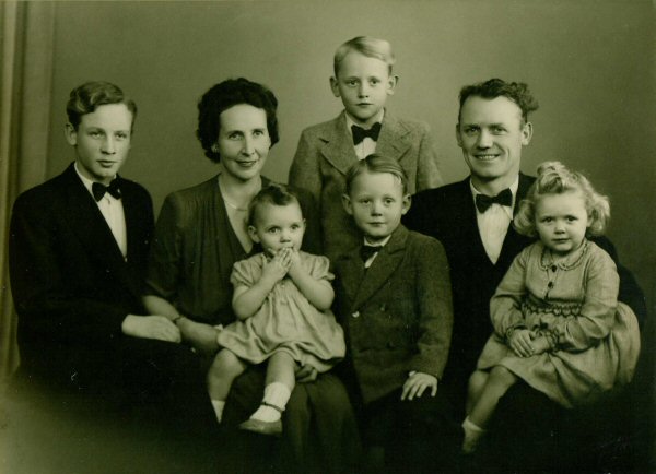 Aase & Niels Mortensen med deres 5 brn ca. 1949